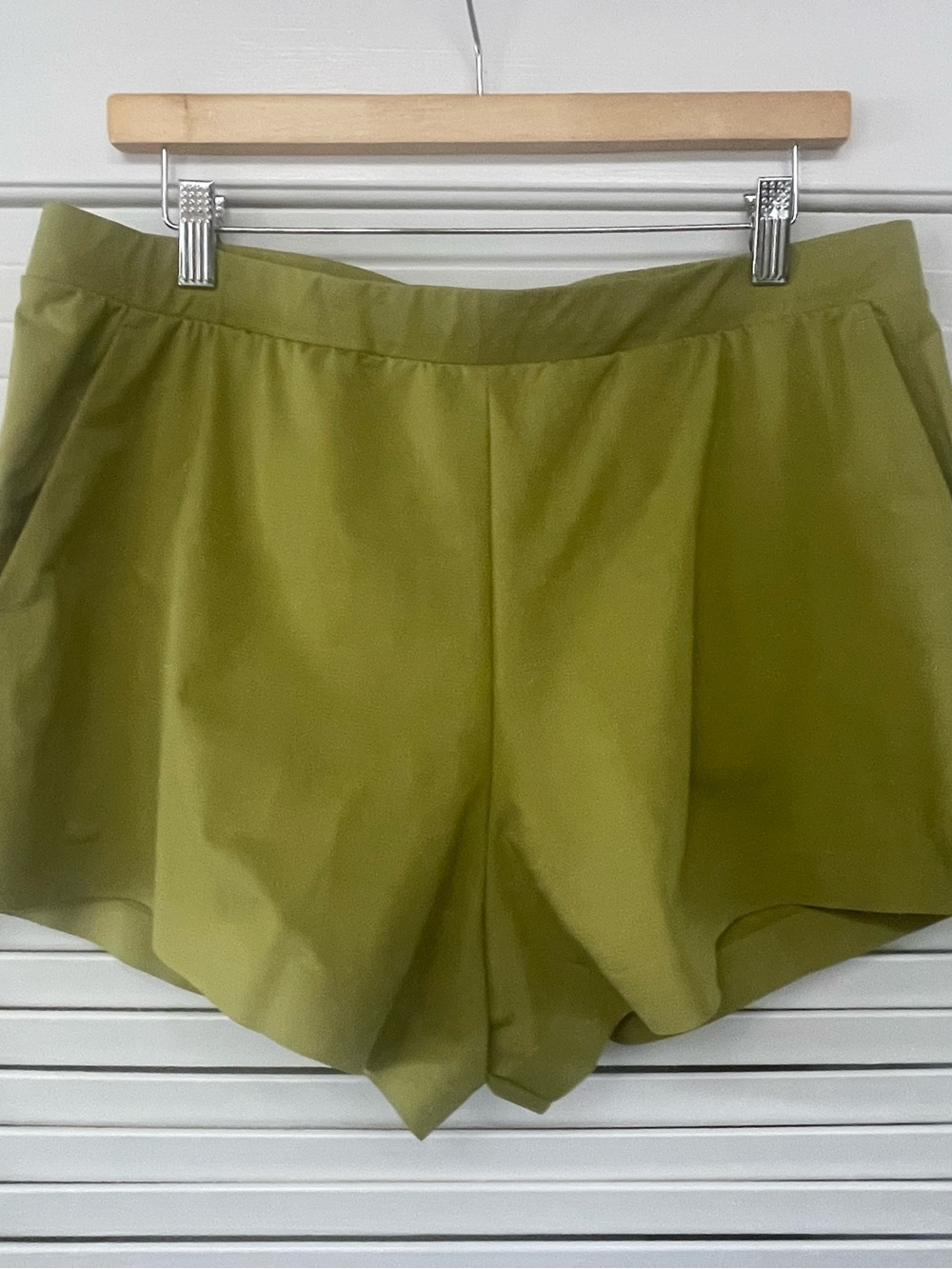 Uniqlo Olive Green High-Waist Tailored Shorts
